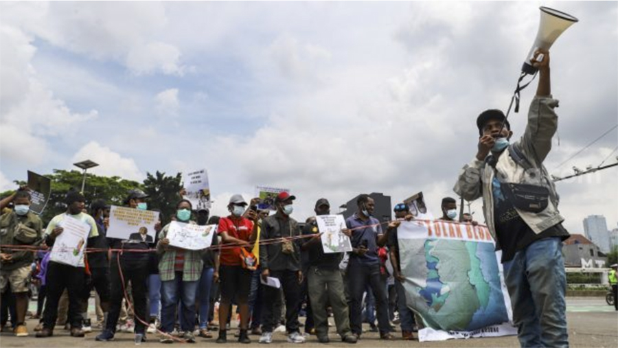 Des dizaines de personnes manifestent le 9 février 2022 à Jakarta, capitale de l'Indonésie, pour protester contre le projet de mine d'or du Wabu Block