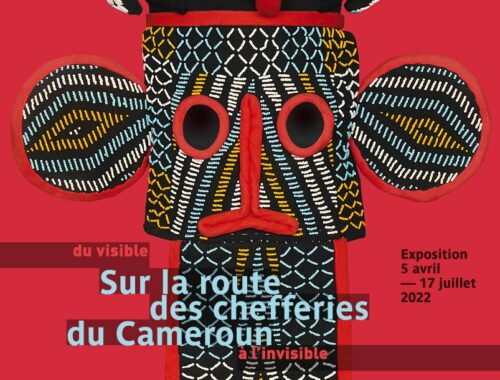 Affiche promotionnelle de l'exposition "sur la route des chefferies du Cameroun. Du visible à l'invisible". Musée du quai Branly, avec un totem traditionnel camerounais sur fond rouge