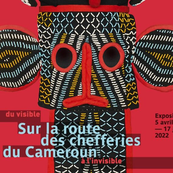Affiche promotionnelle de l'exposition "sur la route des chefferies du Cameroun. Du visible à l'invisible". Musée du quai Branly, avec un totem traditionnel camerounais sur fond rouge