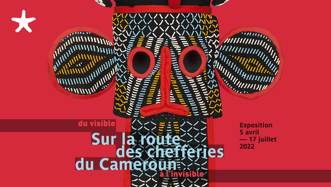 Affiche promotionnelle de l'exposition "sur la route des chefferies du Cameroun. Du visible à l'invisible". Musée du quai Branly, avec un totem traditionnel camerounais sur fond rouge