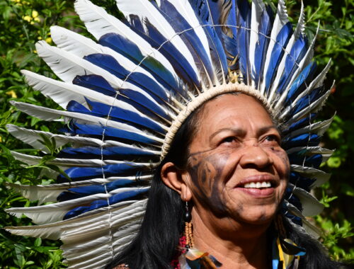 La cacique Tanoné, arborant sa coiffe traditionnelle amérindienne, faite de plumes bleues et blanches