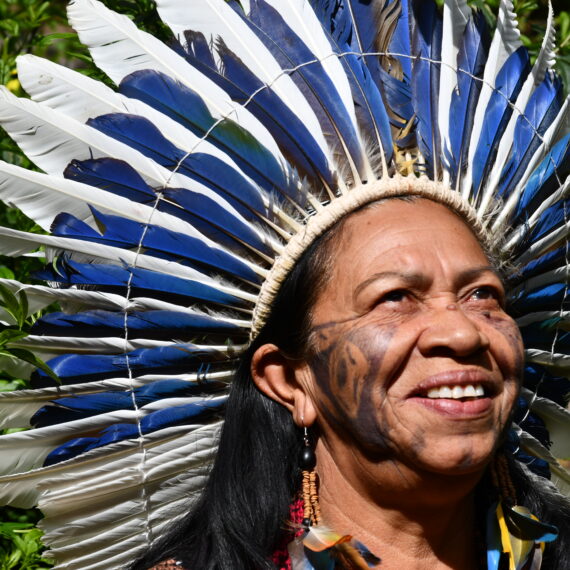 La cacique Tanoné, arborant sa coiffe traditionnelle amérindienne, faite de plumes bleues et blanches