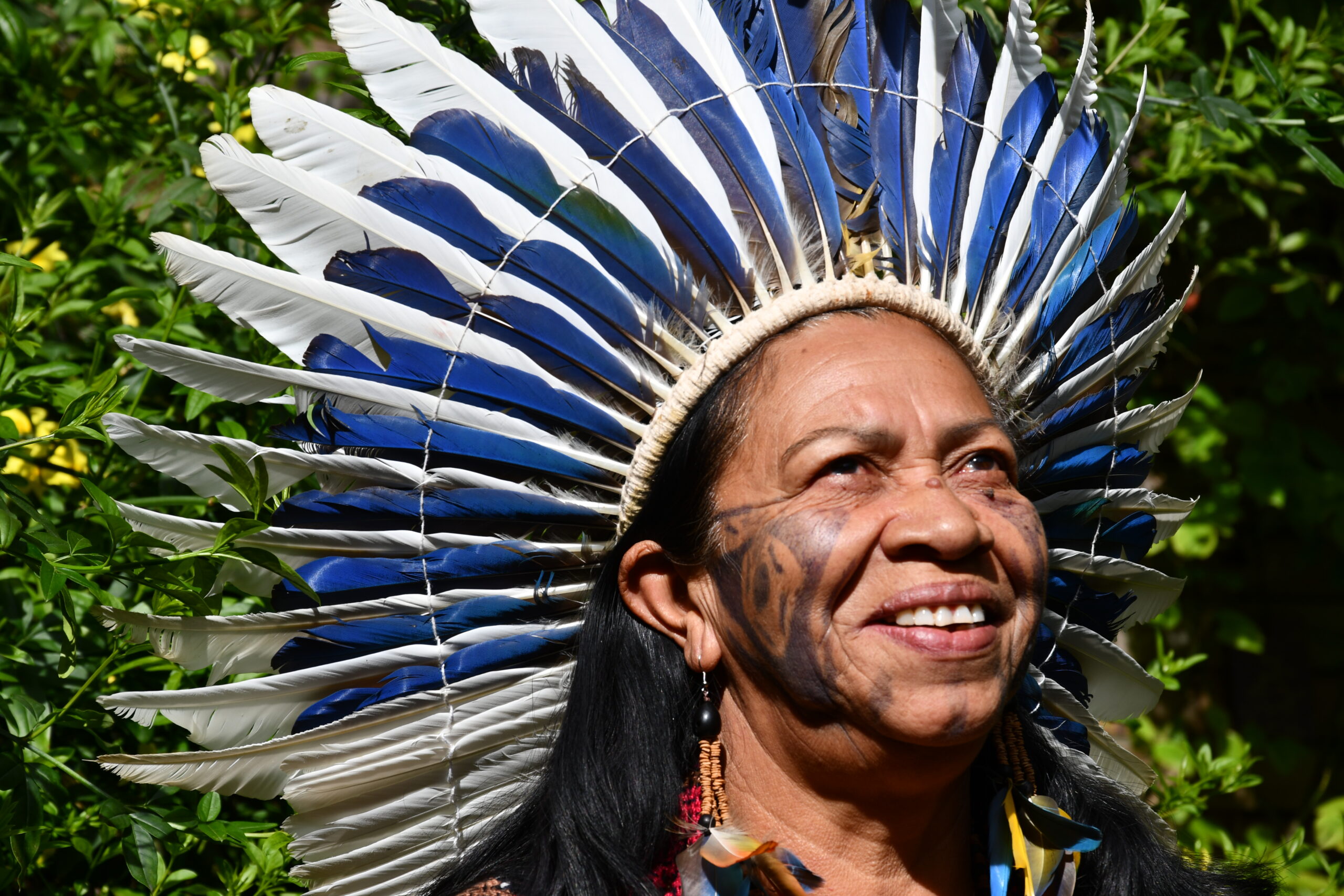 La cacique Tanoné, arborant sa coiffe traditionnelle amérindienne, faite de plumes bleues et blanches