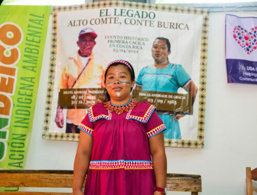 Vêtue d'une tenue traditionnelle, Idalia Andrade Degracie, première femme cacique du Costa Rica, lors de la cérémonie d'intronisation.