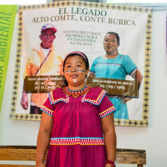 Vêtue d'une tenue traditionnelle, Idalia Andrade Degracie, première femme cacique du Costa Rica, lors de la cérémonie d'intronisation.