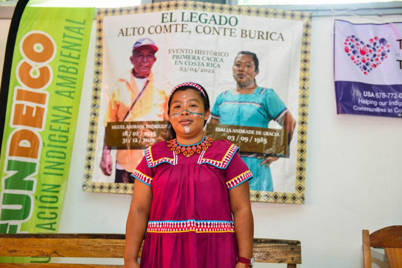 Vêtue d'une tenue traditionnelle, Idalia Andrade Degracie, première femme cacique du Costa Rica, lors de la cérémonie d'intronisation.