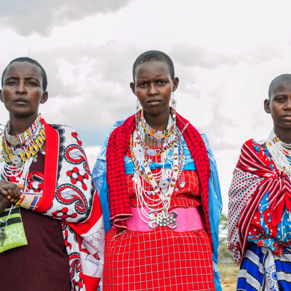 Trois femmes Maasaïs revêtues de leur tenue traditionnelle et de colliers divers