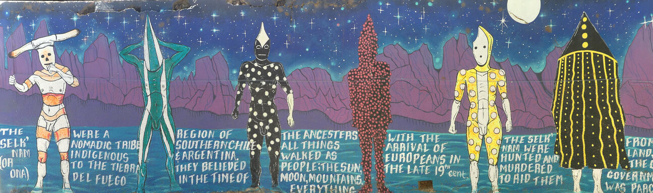 Graffiti sur un mur de la ville de Valpariso. 6 hommes font face, des représentations traditionnelles Selknam. IAu second plan, des messages écrits en espagnol
