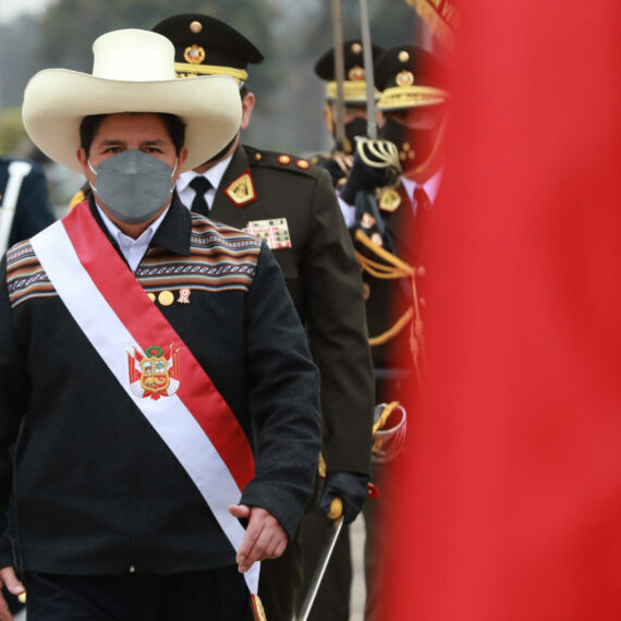 Le président péruvien Pedro Castillo fait face au drapeau blanc et rouge du Pérou