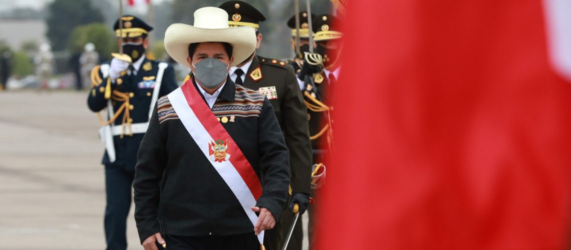 Le président péruvien Pedro Castillo fait face au drapeau blanc et rouge du Pérou