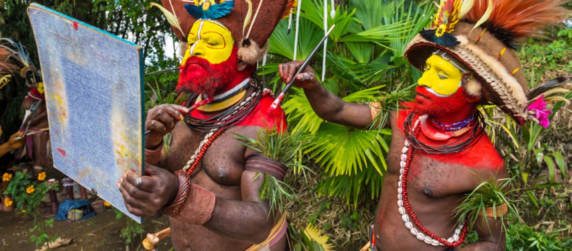 Papouasie-Nouvelle-Guinée, province de Hela, tribu des Hulis, région de Tari, village de Kobe Tumbiali, préparation pour un sing-Sing (fête traditionnelle)//Papua New Guinea, Hela province, Huli tribe, Tari area, Kobe Tumbiali village, preparation for a sing-Sing (traditional festival)