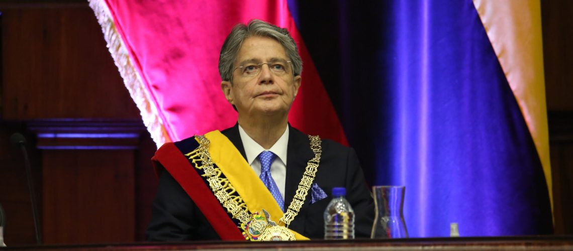 Guillermo Lasso, vêtu de l'écharpe de son pays, lors de son investiture en 2021
