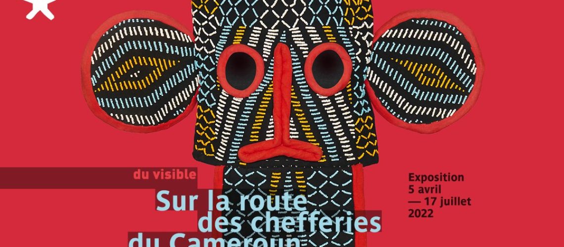 Affiche promotionnelle de l'exposition "sur la route des chefferies du Cameroun. Du visible à l'invisible". Musée du quai Branly, avec un totem traditionnel camerounais sur fond rouge