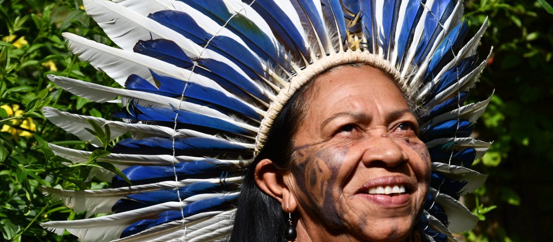 La cacique Tanoné, arborant sa coiffe traditionnelle amérindienne, faite de plumes bleues et blanches