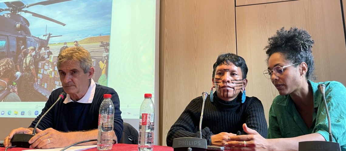 Au centre, Mauricio Iximaweteri, membre du peuple Yanomami. Sur sa gauche, Silvio Cavuscens, coordinateur de l'association Secoya. À sa droite, Marie Ndenga Hagbe, membre de l'ONG Survival International.