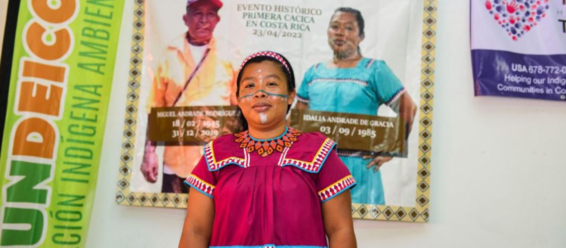 Vêtue d'une tenue traditionnelle, Idalia Andrade Degracie, première femme cacique du Costa Rica, lors de la cérémonie d'intronisation.